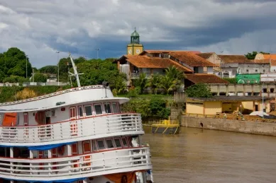 Schiff im Hafen von Parintins auf dem Amazonas Fluss.