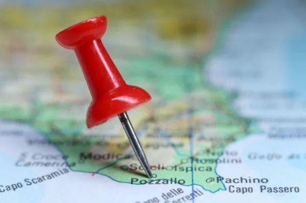 Roter Pin markiert den Ort Pozzallo auf einer Landkarte.