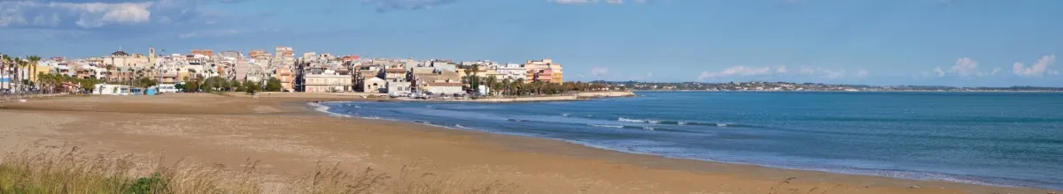 Pozzallo vom Strand aus fotografiert an der Küste.