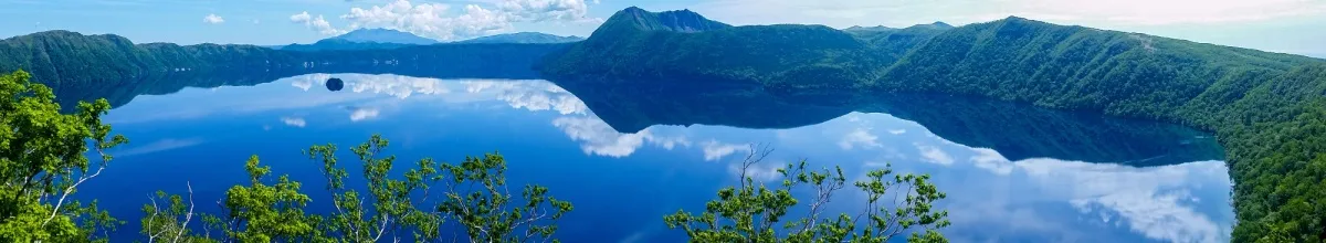 Panoramablick auf einen See im Akan-Nationalpark.