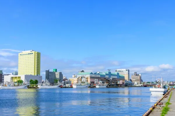 Blick auf den Fluss, der durch die Stadt Kushiro fließt.