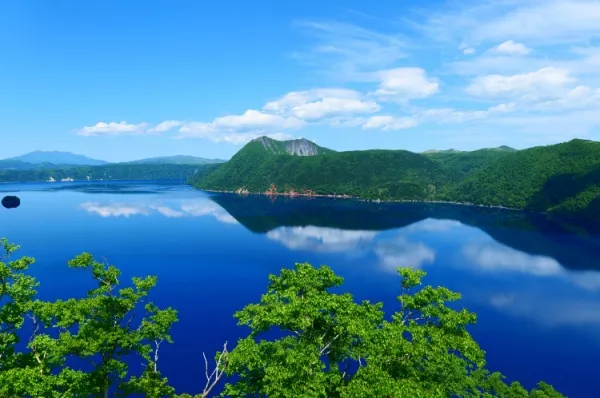 Klarer See, umgeben von Wäldern im Akan-Nationalpark auf Hokkaido.