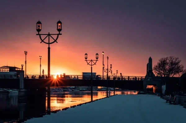 Blick auf die Nusamai-Brücke mit kunstvollen Laternen bei Sonnenuntergang.