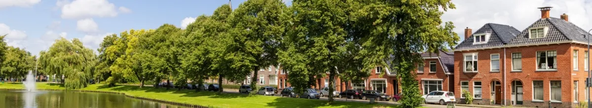 Delfzijl Häuser entlang der Straße Buitensingel im Zentrum von Delfzijl.