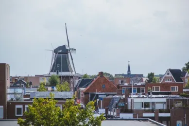 Blick auf die Altstadt und eine Windmühle in Delfzijl.