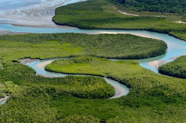 Naturregion um Carache mit kleinen Flüssen und grünen Wäldern.
