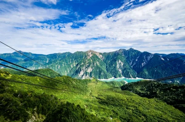 Seilbahnstrecke durch die japanischen Alpen im Sommer.