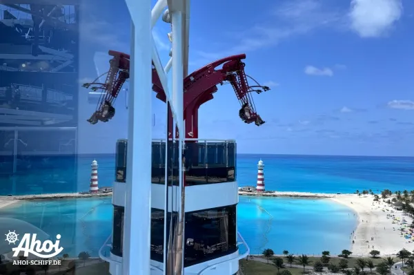 Adrenalin pur: Cliffhanger auf MSC World America Blick auf die Überwasser-Schaukel Cliffhanger an Bord von MSC World America. Im Hintergrund der Strand von Ocean Cay MSC Marine Reserve auf den Bahamas.