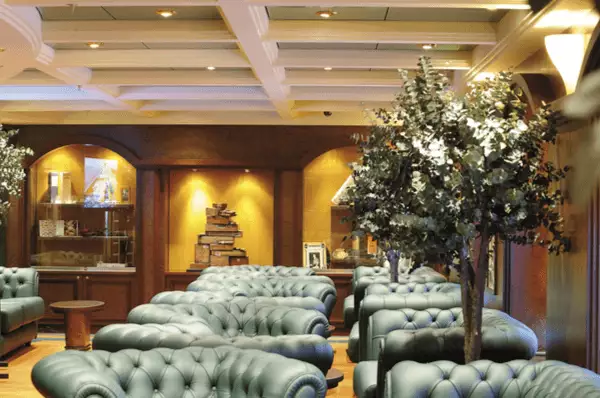 Ein reich geschmücktes Restaurant auf der MSC Poesia, Sinnbild für stilvolle, kulinarische Momente.