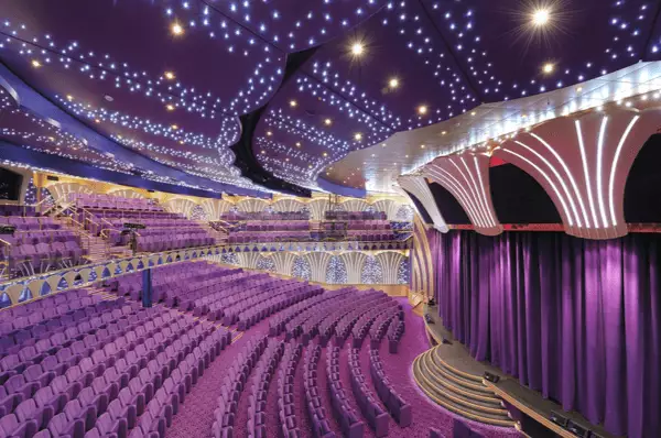 Das prunkvolle Theater auf der MSC Poesia.