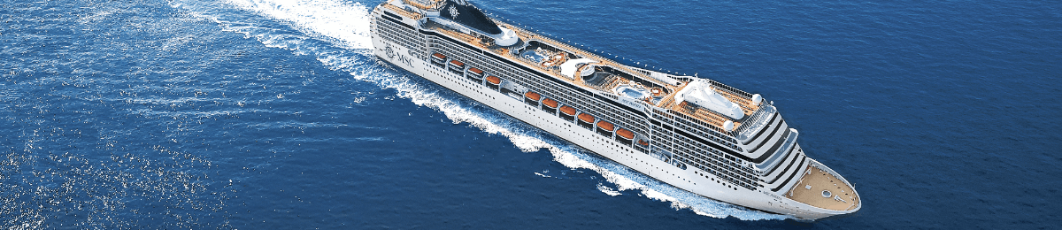 Die MSC Poesia während einer Kreuzfahrt.