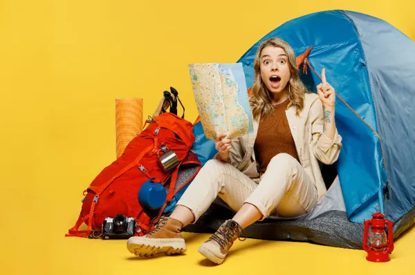 Die perfekte Reise finden: Entscheidungshilfe für den Urlaub Junge Frau bei der Reiseplanung mit Landkarte, symbolisiert die persönliche Entscheidung für die passende Kreuzfahrt gemäß den eigenen Vorlieben und Erwartungen.