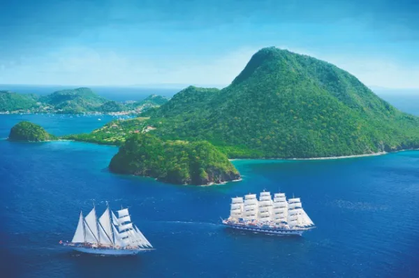 Luftbild der Segelschiffe Star Clipper und Royal Clipper vor üppig grün bewachsenen Inseln in der Karibik.