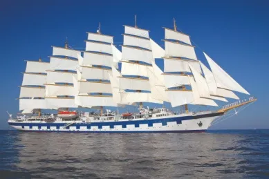 Seitenansicht des fünfmastigen Großsegelschiffs Royal Clipper auf dem Meer.