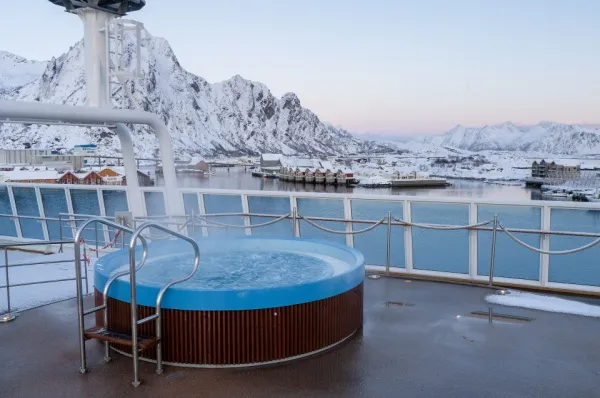 Pool mit Meerblick Der Outdoor-Whirlpool der MS Midnatsol mit Blick auf Gletscher in Norwegen.