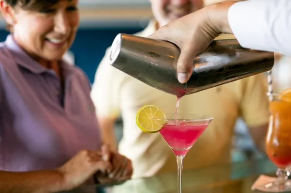 MS Midnatsol Restaurants Ein Pärchen genießt frische Cocktails auf der MS Midnatsol.