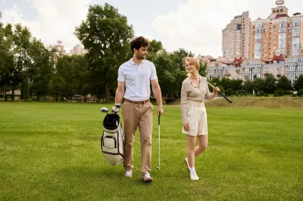 Ein Pärchen spielt Golf auf einem Privatplatz. Regent Seven Seas ermöglicht Ihnen alle Landausflüge Ihrer Vorstellungen.