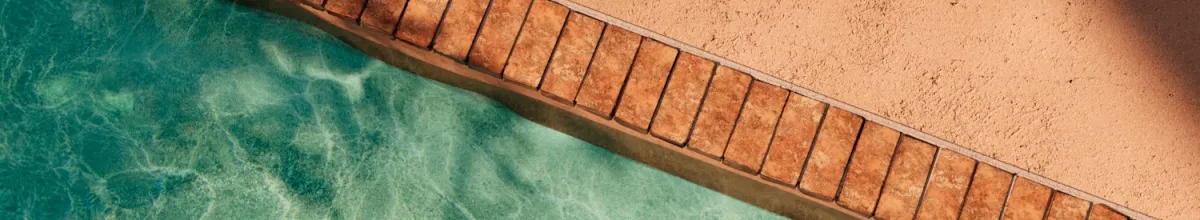 Ein Pool mit klarem Wasser. Erleben Sie Erholung und Entspannung bei einer Reise mit Regent Seven Seas Cruises.