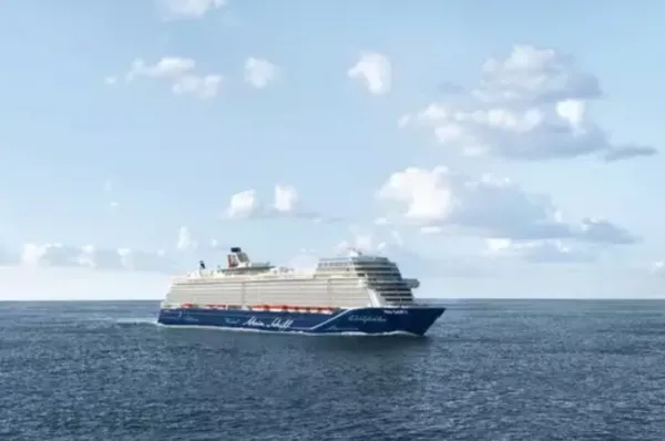 Stars del Mar 2027 auf Mein Schiff 2 Mein Schiff 2 auf hoher See bei gutem Wetter. Nur vereinzelnd sind Wolken am Himmel.