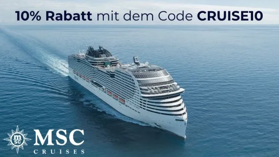 2-teiliges Bild: Links Aktionsbanner der aktuellen Rabattaktion mit der Aufschrift 10% Rabatt auf (fast) alles mit dem Code MAY10 und dem MSC Logo. Rechts MSC World Europa auf dem Meer von seitlich vorne gesehen.