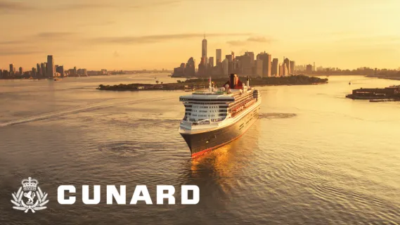 Cunard New York mit Hotelaufenthalt Frontansicht der Queen Mary 2 vor der Skyline von Manhattan im Sonnenuntergang. In der linken unteren Ecke das Logo der Reederei Cunard in weiß.