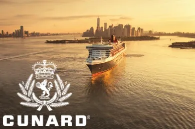 Frontansicht der Queen Mary 2 vor der Skyline von Manhattan im Sonnenuntergang. In der linken unteren Ecke das Logo der Reederei Cunard in weiß.