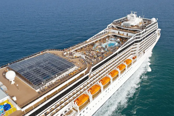 Die MSC Magnifica auf hoher See. Zu sehen ist das obere Deck mit einem Pool.