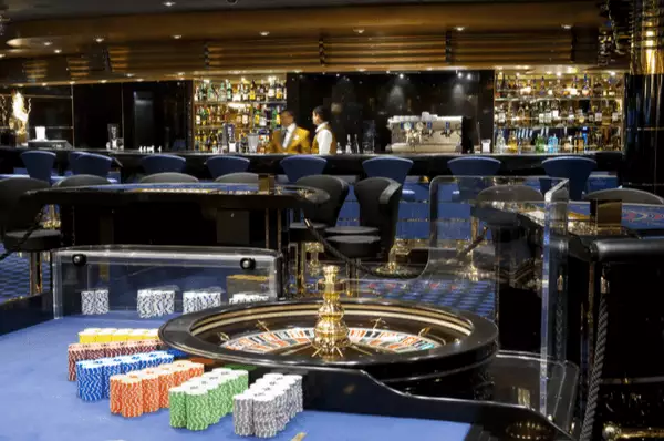 Das Casino auf der MSC Magnifica mit einer Bar und einem Roulette-Tisch.