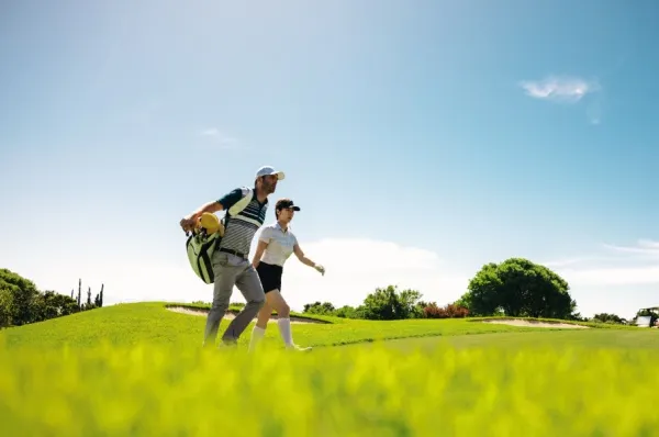 Zwei Menschen spielen Golf: Besuchen Sie die schönsten Golfplätze Europas bei einer Golfreise mit AMADEUS Flusskreuzfahrten.