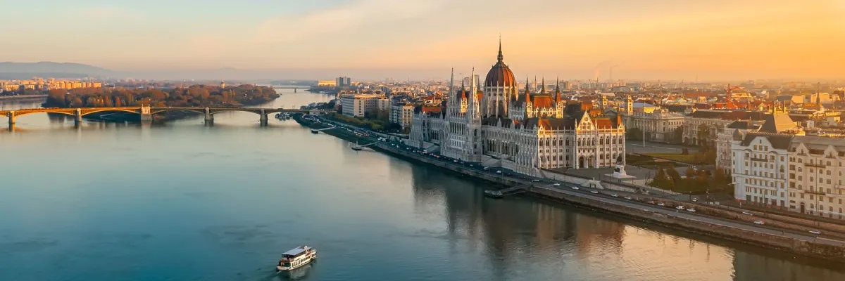 Wundervolle Flusskreuzfahrten auf der Donau mit SOMMER2025 Rabatt Parlamentsgebäude am Donauufer in Budapest.