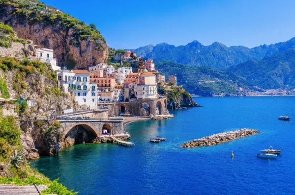 Die Küste von Amalfi, eine kleine Insel befindet sich im tiefblauen Meer