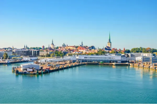 Die Küste von Tallinn. Im Hintergrund sieht man die malerischen Bauwerke.