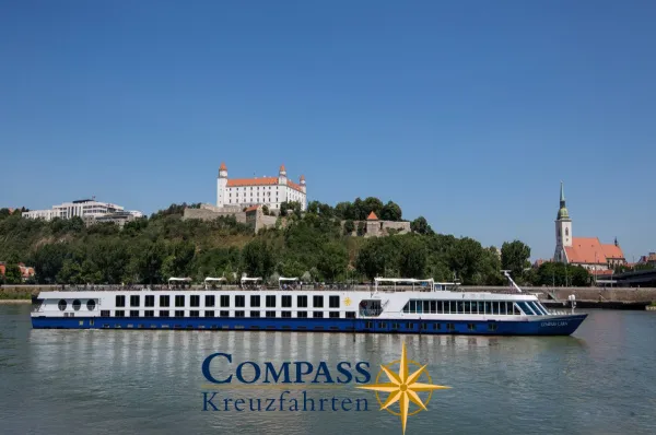 Stilvolle Flussreise mit Compass Kreuzfahrten auf der Donau bei Bratislava Das elegante Boutique-Flussschiff MS COMPASS CARA von Compass Kreuzfahrten fährt auf der Donau vor der malerischen Kulisse der Burg Bratislava.