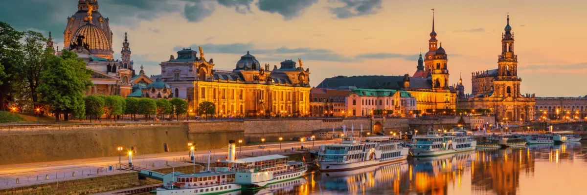 Flusskreuzfahrtschiffe halten an en einem Ufer: Finden Sie Ihren Anbieter für Ihre nächste Reise.