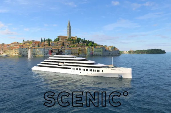 Grenzenloser Ultra-Luxus auf den Weltmeeren und Flüssen mit Scenic Luxury Cruises Die hochmoderne, strahlend weiße Luxusyacht Emerald Kaia der Scenic-Gruppe kreuzt im tiefblauen Meer vor der malerischen Altstadt-Kulisse von Rovinj in Kroatien.