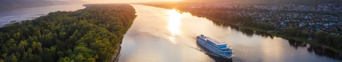 Auf einem Schiff die Donau, Rhein oder Nil entlang fahren? Die besten Reedereien im Vergleich.