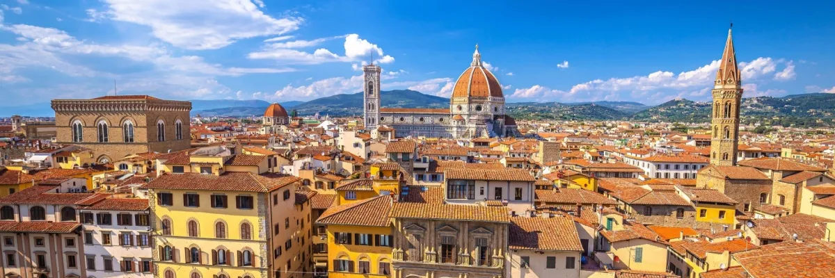 Urlaubsweltmeister: WM Kreuzfahrten mit AIDA ins Mittelmeer Blick über die Dächer von Florenz mit der Kathedrale di Santa Maria del Fiore (Il Duomo) in der Mitte.