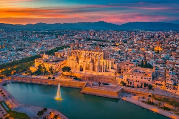 Palma de Mallorca mit Kathedrale La Seu und Parc de la Mar im Sonnenuntergang, Abfahrtshafen von AIDAcosma.