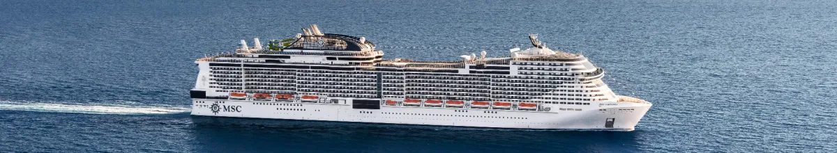 Seitenansicht der MSC VIrtuosa auf hoher See am Tag.