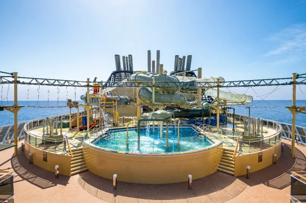 Der Innenbereich des Teen Clubs auf der MSC Virtuosa, gestaltet mit moderner, violetter Beleuchtung. Im Raum stehen stylische Stühle, Sitzsäcke und mehrere Videospiel-Stationen mit Bildschirmen.