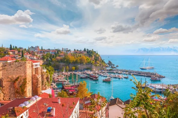 Das türkisfarbene Meer schmiegt sich an die Küste von Antalya.