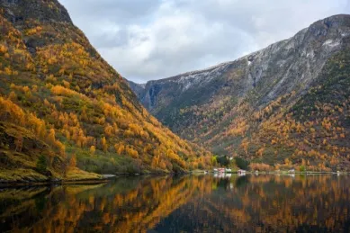 Norwegens spektakuläre Fjorde spiegeln sich im tiefblauen Wasser wider.
