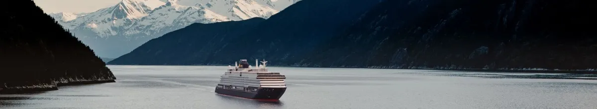 Erleben Sie Alaska auf der EXPLORA III und entspannen Sie auf hoher See in den beheizten Pools.