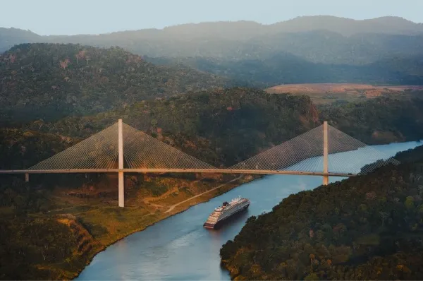 Reisen Sie mit der EXPLORA III nach Panama: Hier fährt Sie unter der Centennial Bridge her, um den Panamakanal zu passieren.