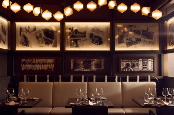 Genießen Sie Speisen aus der ganzen Welt: Direkt im Restaurant, auf Ihrer Suite oder zubereitet vom Chefkoch. Im Marbel & Co. Grill auf dem Foto erleben Sie ein modernes Steakhouse.