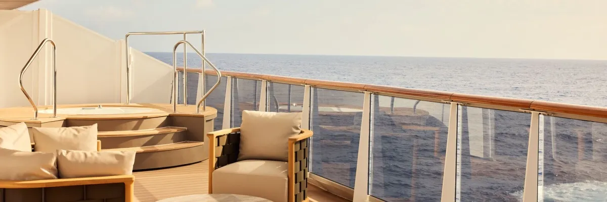 Eine private Terrasse haben Sie nicht nur auf der Serenity Residence auf dem Foto, sondern auf allen Suiten der EXPLORA III.