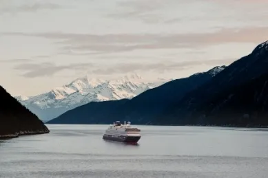 Gletscher, Berge und grenzenloses Wasser: Sanft gleitet die EXPLORA III durch die Landschaft Alaskas.