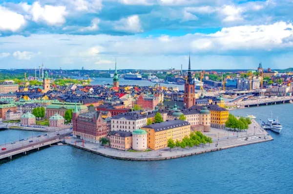 Luftbild der Altstadt von Stockholm umgeben von Wasser.