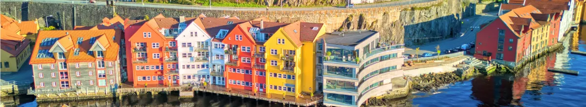 Eine bunte Häuserreihe in Oslo ist das perfekte Ziel einer Mini-Kreuzfahrt ab Deutschland.