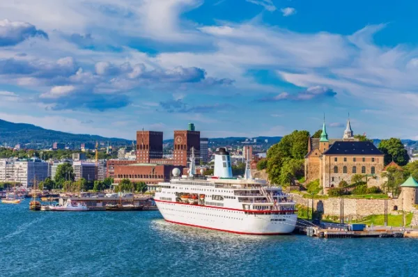 Das Kreuzfahrtschiff liegt am Ufer von Oslo und die Stadt ist im Hintergrund zu sehen